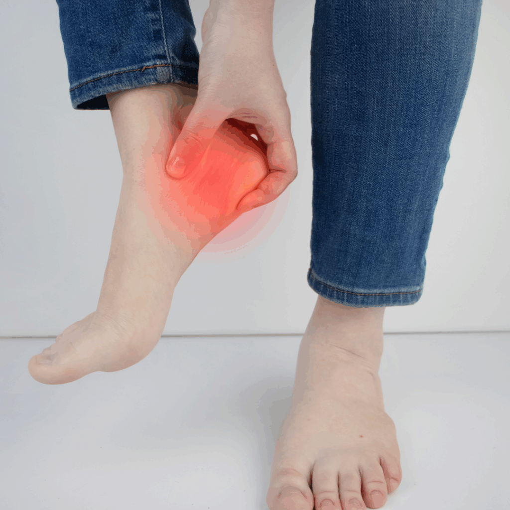 סובלים מדקירה בעקב בצעד הראשון בבוקר? גלו מהו דורבן בכף הרגל, למה הוא נגרם ואיך טיפול פיזיותרפי יכול לעזור להפחית את הכאב.