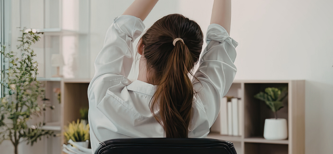 יושבים שעות מול מחשב וסובלים מכאבים? מדריך לארגונומיה נכונה במשרד שיפחית עומס על הגב והצוואר.