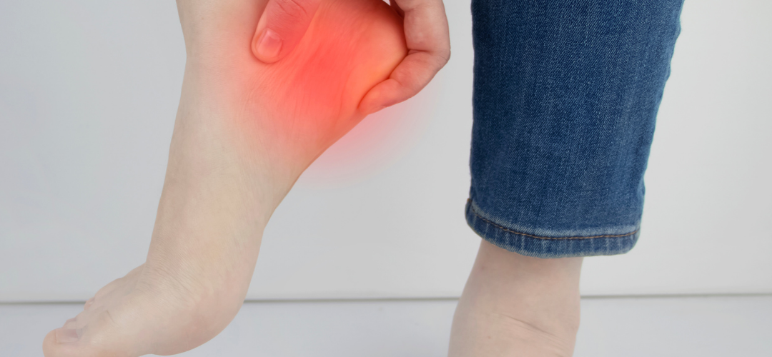 סובלים מדקירה בעקב בצעד הראשון בבוקר? גלו מהו דורבן בכף הרגל, למה הוא נגרם ואיך טיפול פיזיותרפי יכול לעזור להפחית את הכאב.